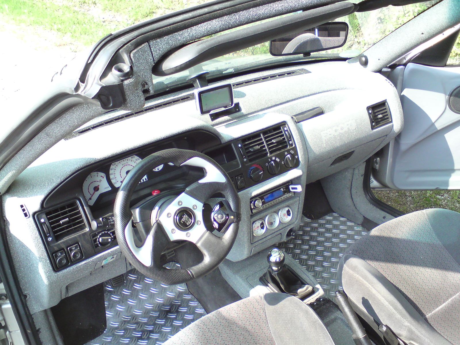 Cockpit mit Sportlenkrad und Navi
