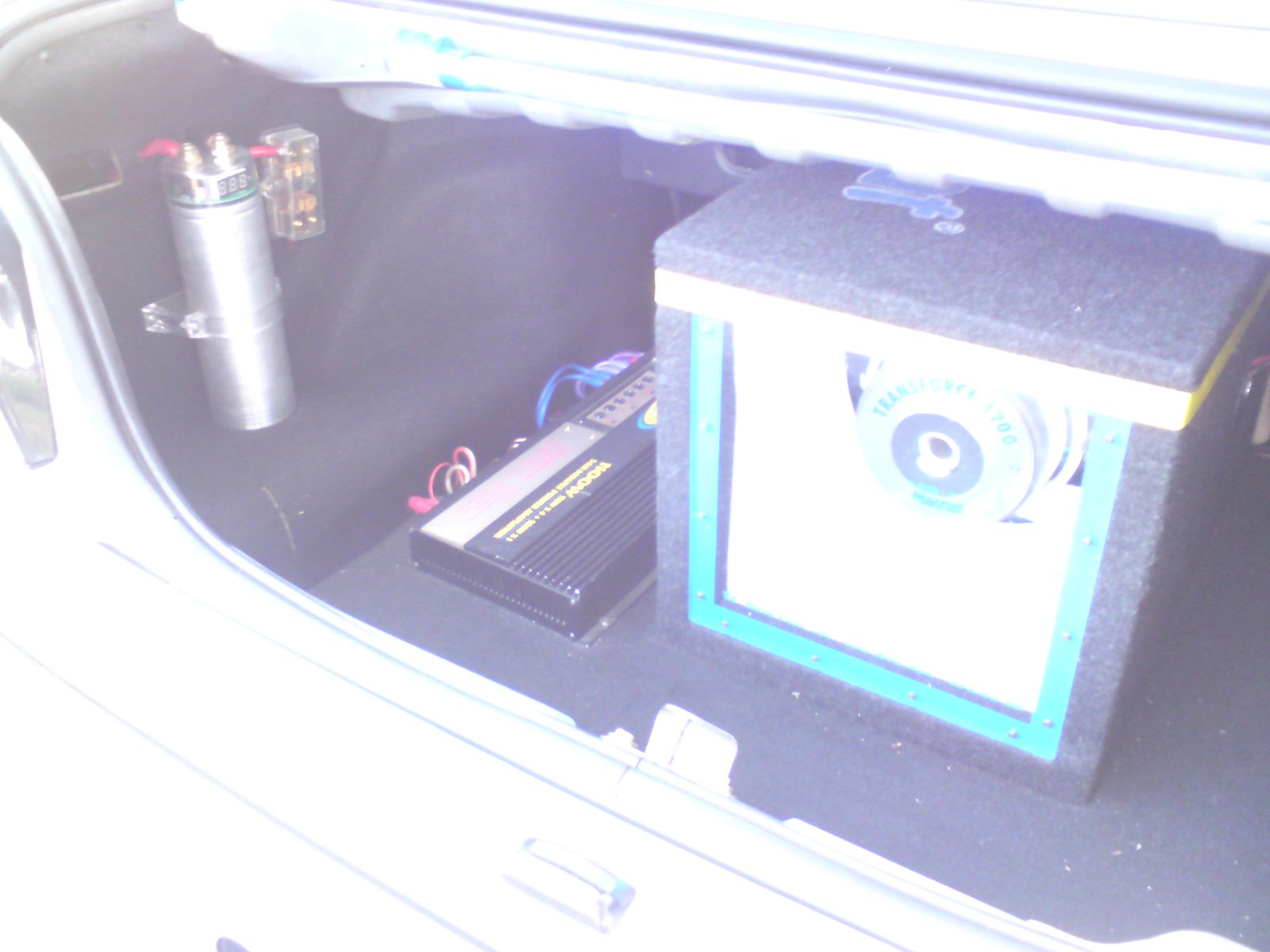 Subwoofer-Kiste im Kofferraum