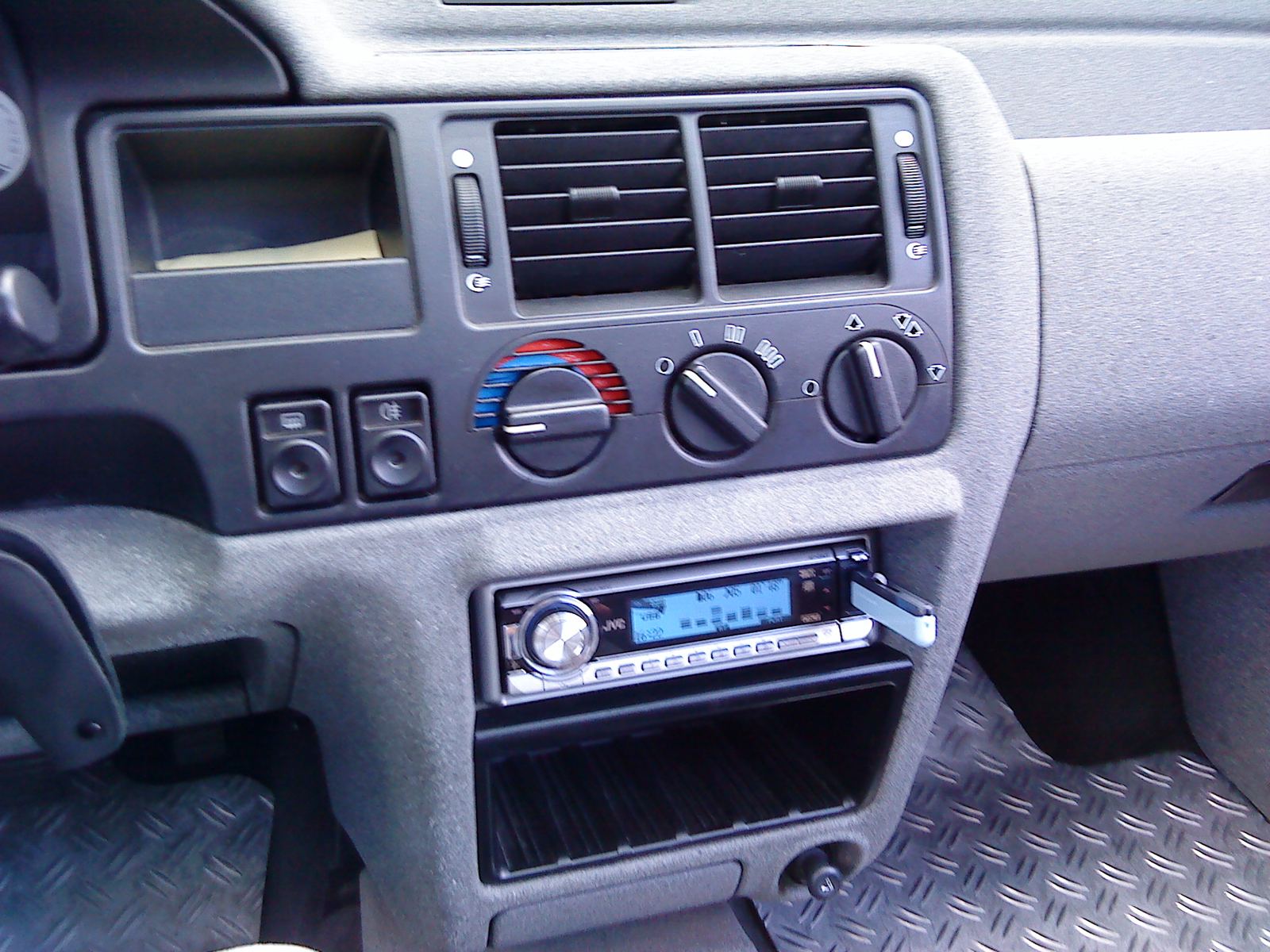 Mittelkonsole mit Radio und Zusatzschaltern