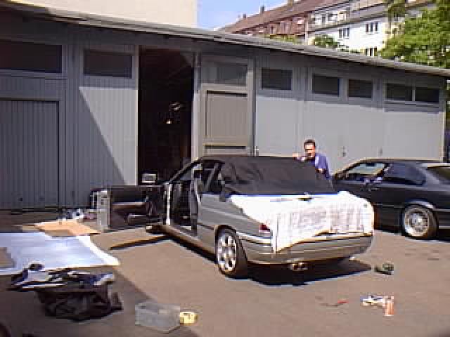 Escort mit neuem Verdeck, drumherum Werkzeug und Reste