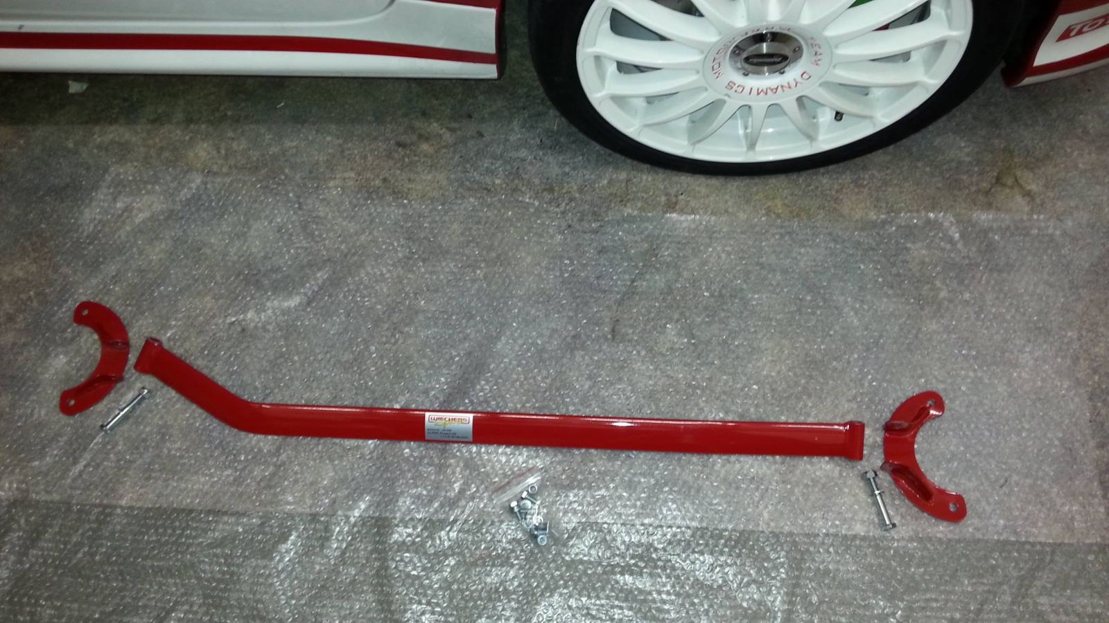 Die rote Domstrebe im Motorraum