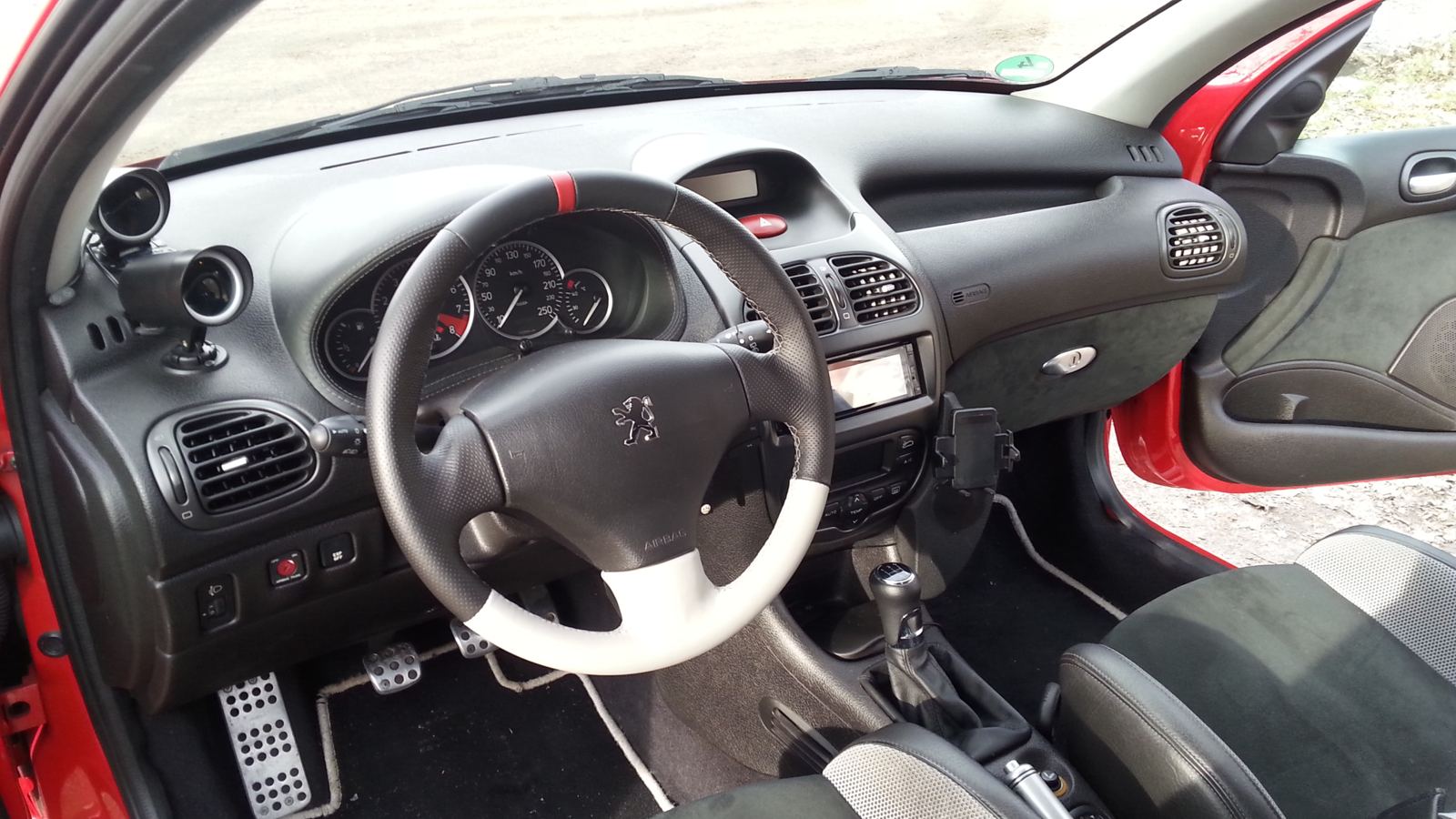 Cockpit mit Sportlenkrad