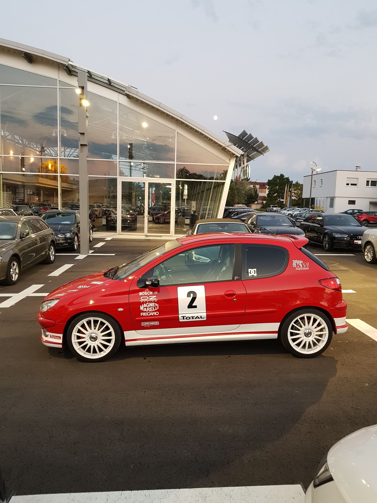 Seitenansicht vor dem Autohaus