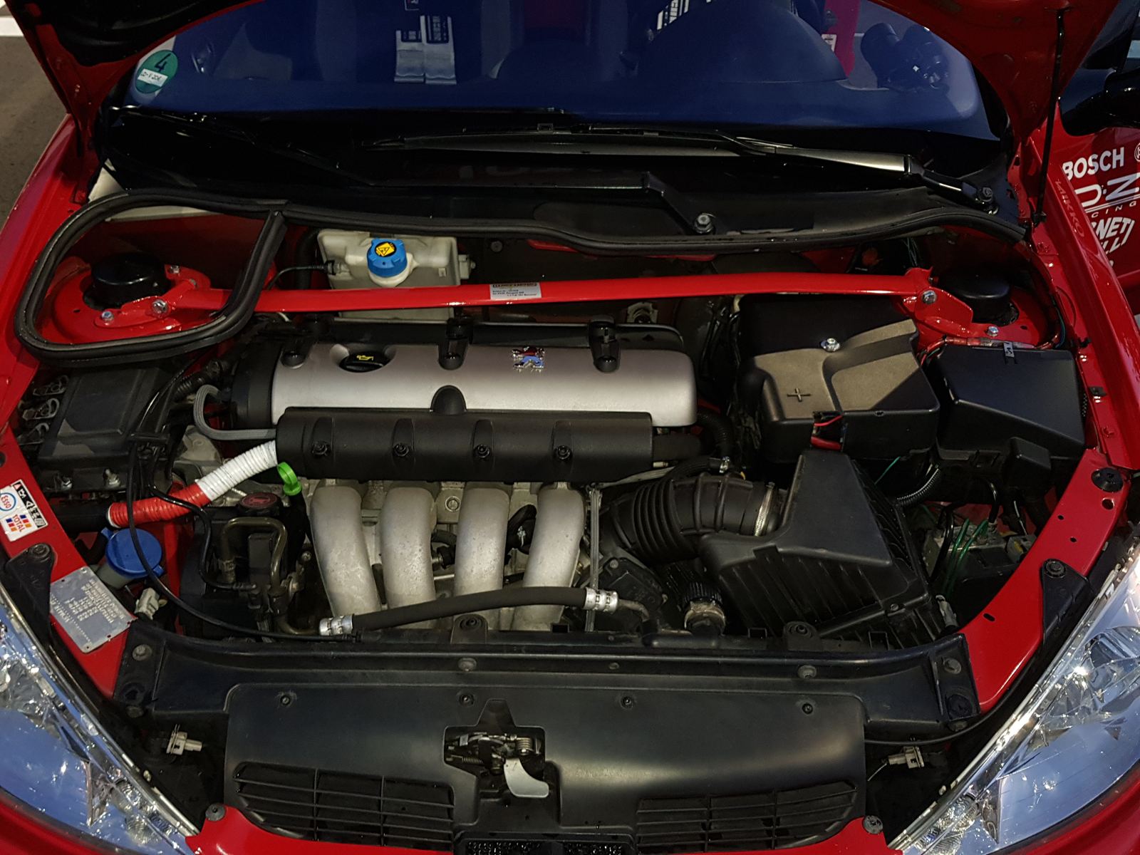 Der Motorraum mit roter Domstrebe