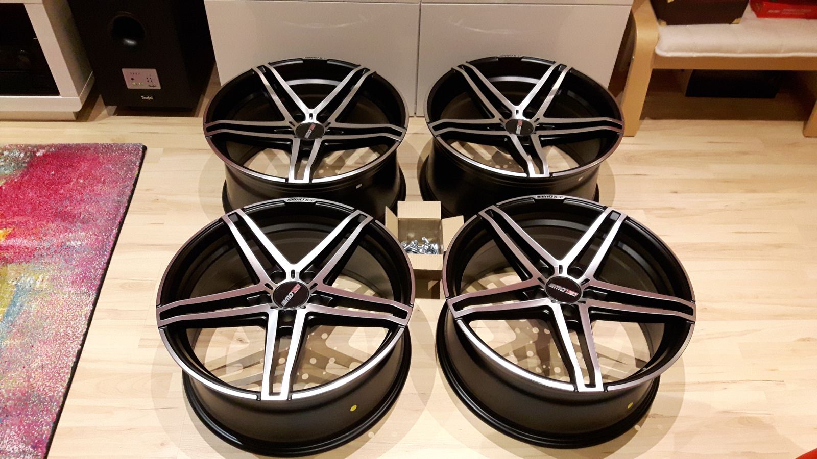 Die neuen schwarz-diamantgedrehten Felgen, noch ausgepackt