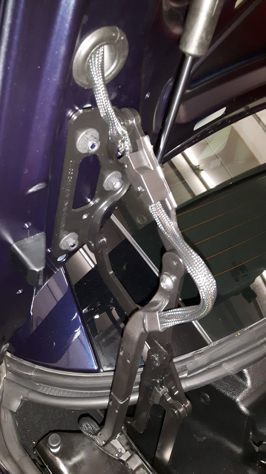 Dachgelenk mit Hydraulikschlauch