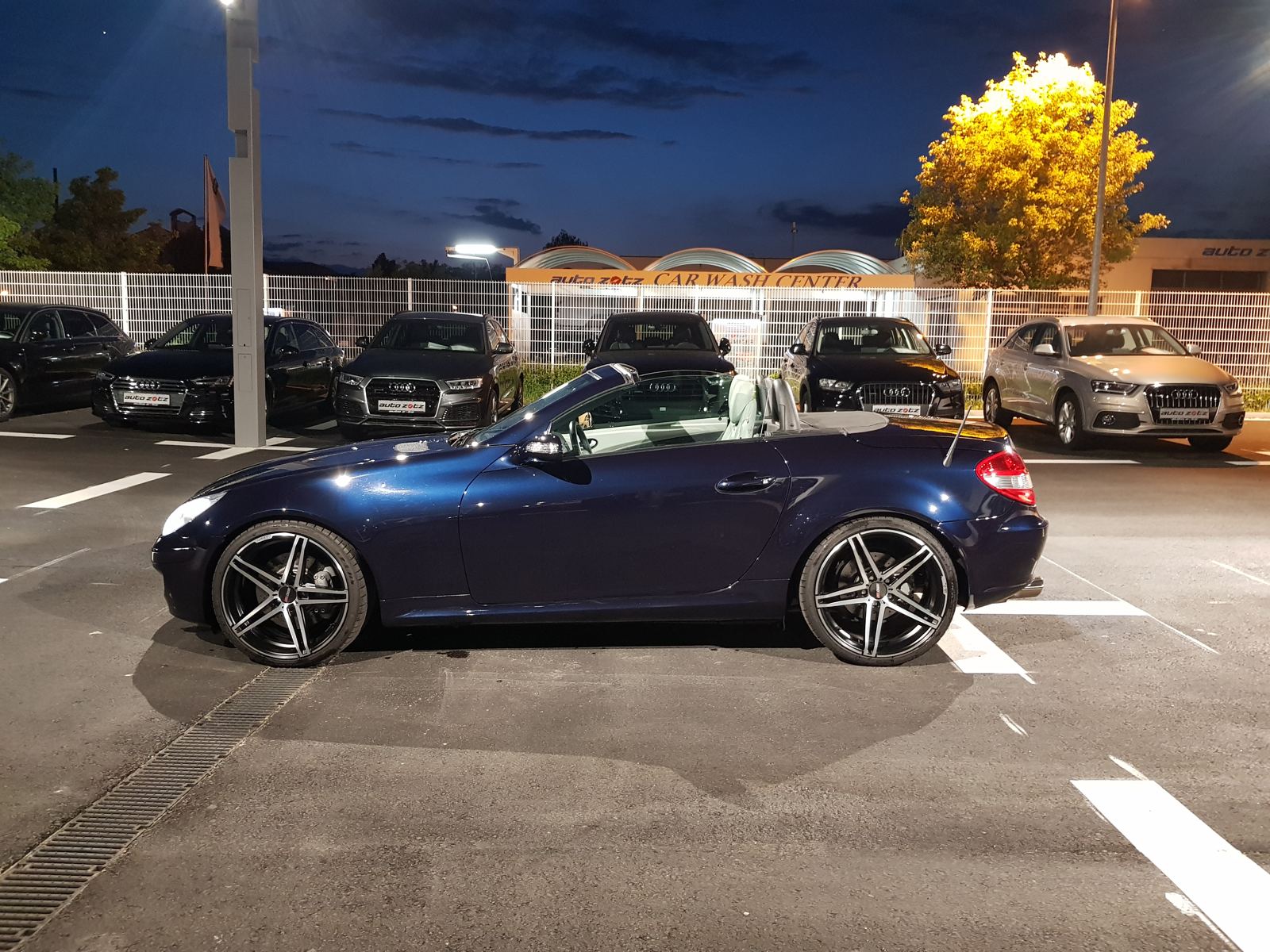Abends auf dem Parkplatz