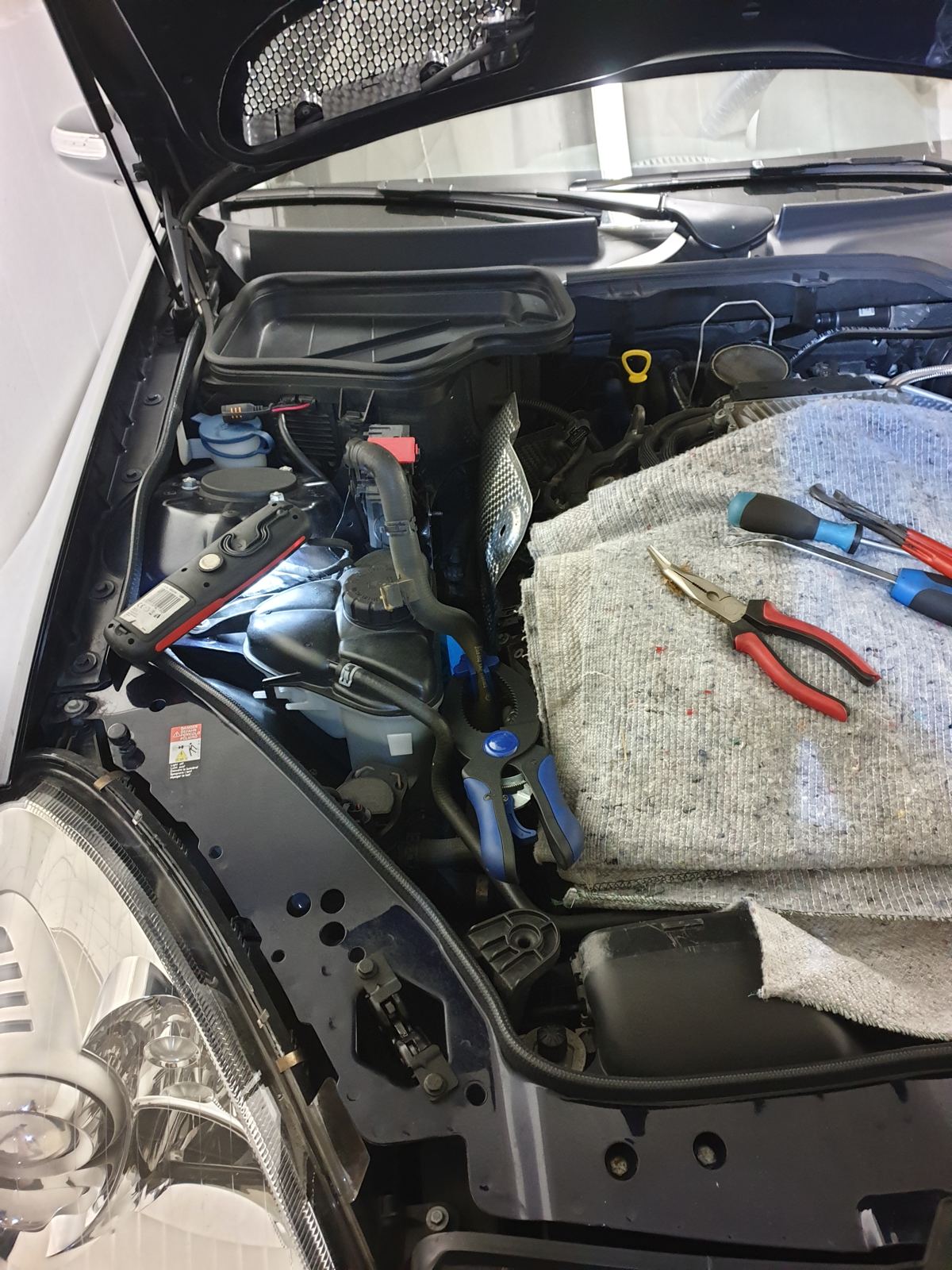 Motorraum geöffnet, Werkzeug liegt bereit