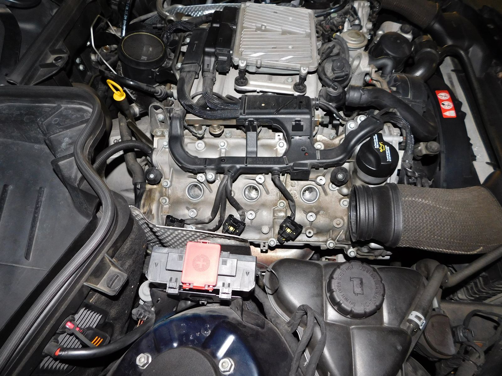 Der V6 von oben im Motorraum