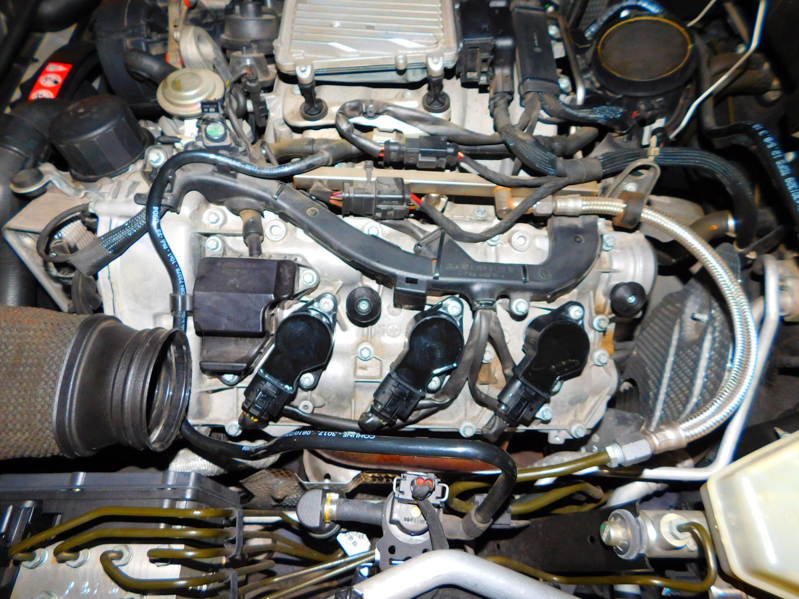 Der V6 mit sichtbaren Zündspulen und Kabelbaum
