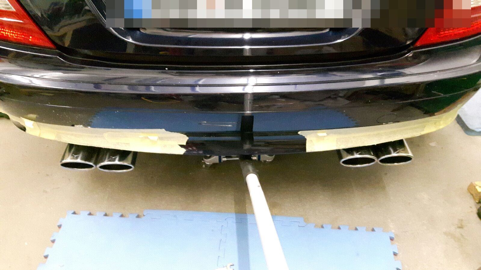 Die Ausschnitte für die beiden Endrohre auf der Heckschürze